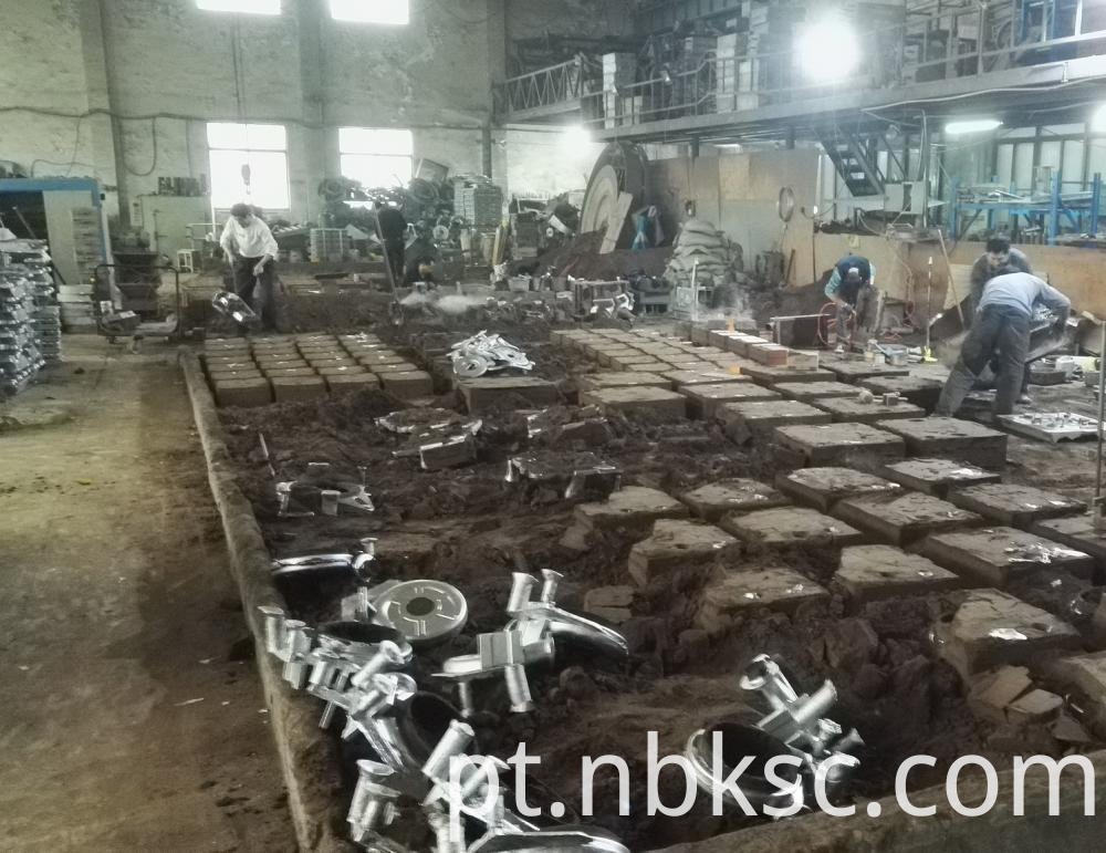 Fazendo molde de areia por vazamento de fundição Making Sand Mould Pouring Casting